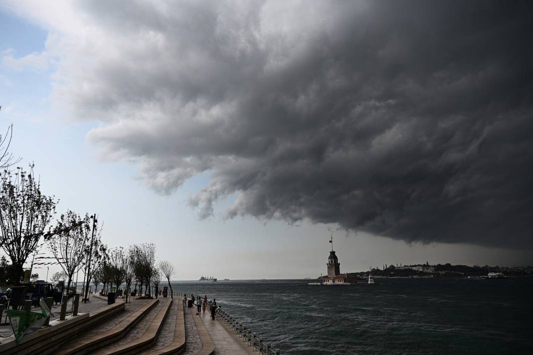 İstanbul'da sağanak hayatı felç etti! Araçlar sular altında kaldı 1